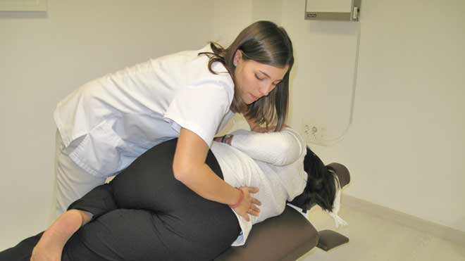 Isabel Domingo en su centro quiropráctico en Valencia.