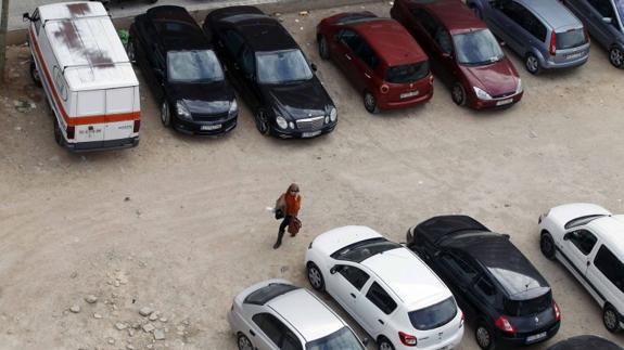 Solar con coches aparcados en Valencia.