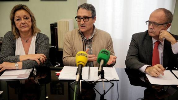 El Síndic Major, Vicent Cucarella, en el centro, junto a los síndics Marcela Miró y Antonio Mira-Perceval