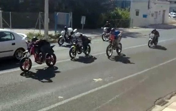 Un momento de la carrera ilegal de motos por Tavernes, grabada con el móvil de uno de los espectadores. :: guardia civil