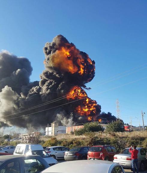 Incendio en Paterna | «Ha temblado la oficina por las explosiones»