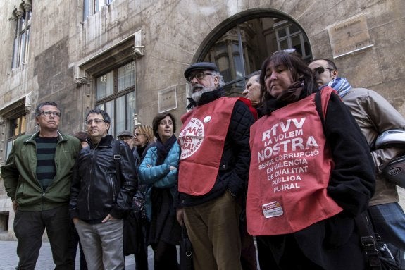 Extrabajadores de RTVV durante una concentración a las puertas del Palau de la Generalitat . :: efe