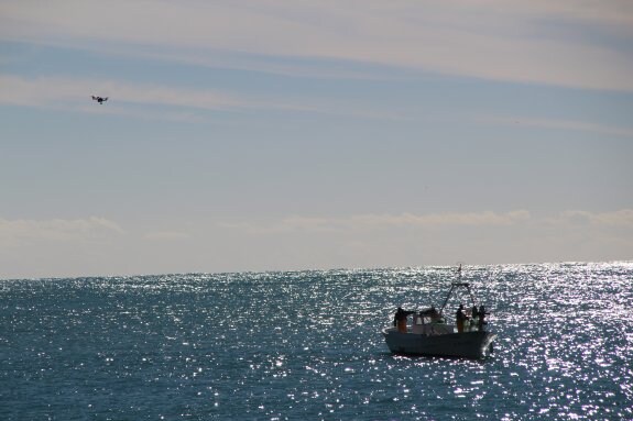 El dron, en la parte superior izquierda, contralará lo que hacen las embarcaciones sospechosas en el litoral de Xàbia para evitar que haya pesca furtiva. :: R. González