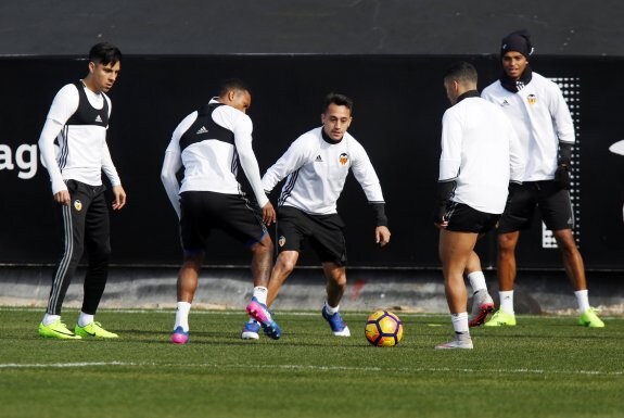  Enzo Pérez, Nani, Orellana, Bakkali y Aderllan Santos en un entrenamiento del Valencia en Paterna. 
