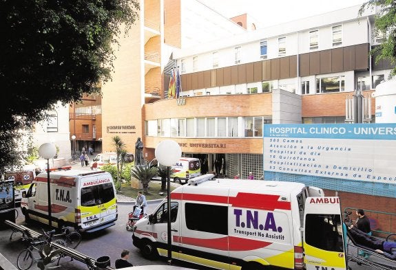 Ambulancias en el patio central del Hospital Clínico. :: Irene Marsilla