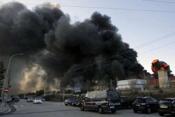 Una de las explosiones registradas en el incendio de la empresa química del polígono Fuente del Jarro declarado el miércoles. :: i. marsilla