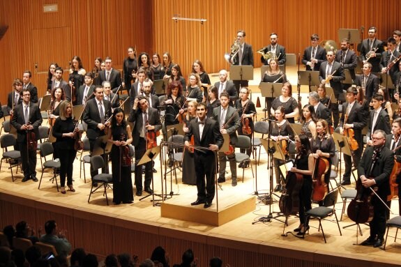 La Orquesta Santa Cecilia de Cullera durante su actuación. :: josé nájar