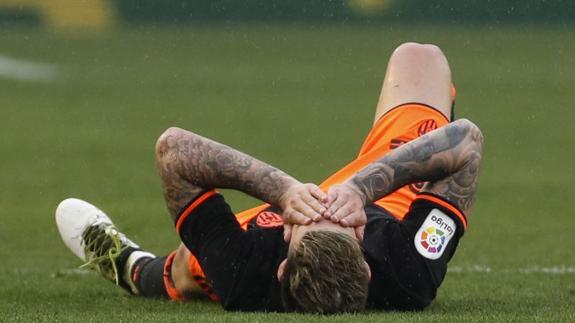 Santi Mina, jugador del Valencia CF, tras producirse la lesión.