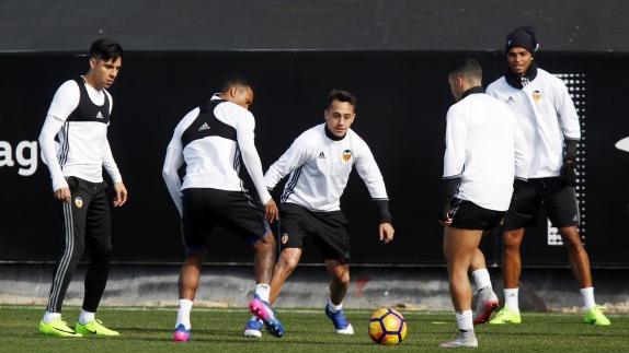 Valencia CF | Voro mima a Enzo Pérez