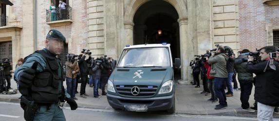 Un furgón de la Guardia Civil traslada a la cárcel de Picassent a los cabecillas de la trama Gürtel Francisco Correa, Pablo Crespo y Álvaro Pérez.