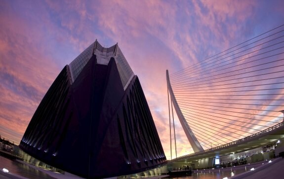 Vista nocturna del Ágora de la Ciudad de las Artes y las Ciencias, diseñada por Santiago Calatrava. :: Kai Försterling