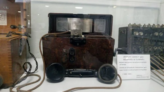 Teléfono utilizado por la Legión Cóndor en 1936 en España. :: lp