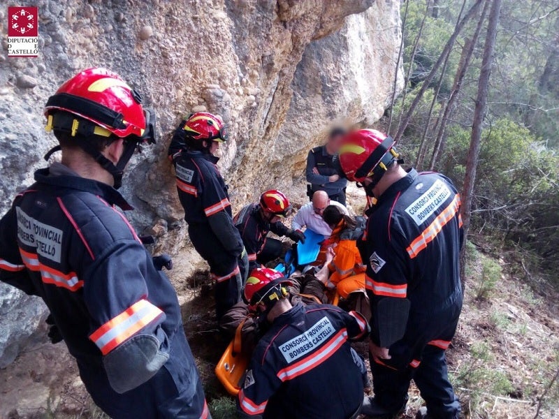 Los bomberos rescatan al hombre herido en Zorita.