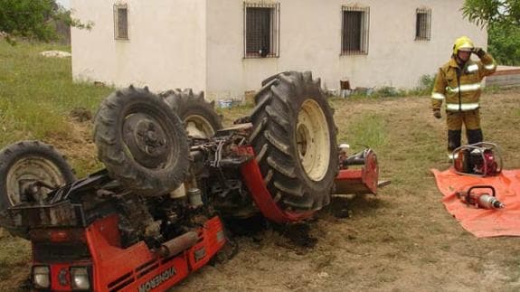 Un tractor con fresadora, similar al del accidente en Orense, volcado en otro accidente en Benissa.