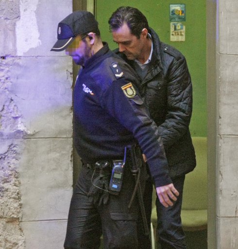 Miguel López, acompañado por un policía nacional. :: efe