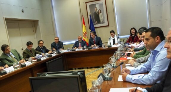Empresas de la estiba, sindicatos y representantes de Fomento, con el ministro Iñigo de la Serna, en una reunión esta semana. :: e. agudo