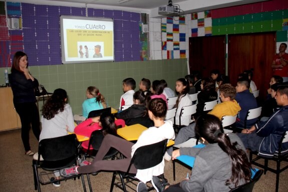 Los alumnos participan en una actividad contra la violencia de género. LP