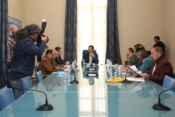 César Sánchez, durante su reunión con el profesor Gil Olcina, que coordinará el estudio académico. DA