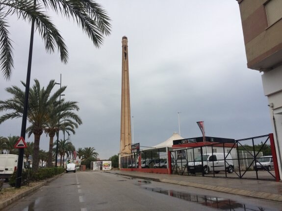 Imagen de la chimenea de Rajolar ubicada en la avenida de Alicante donde se observan en lo alto los desperfectos. :: ó. de la dueña