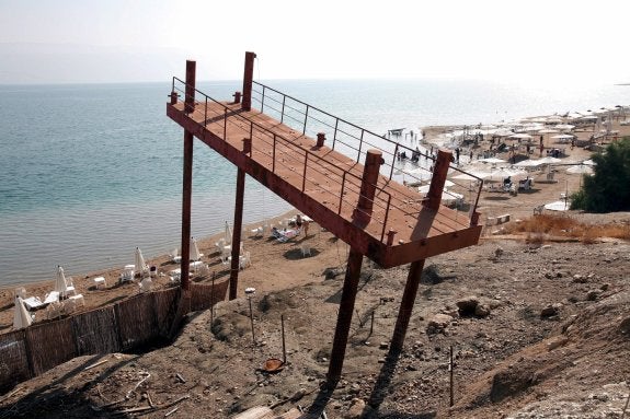 Zona turística del Mar Muerto en Israel. Un antiguo muelle testifica con claridad la enorme diferencia del nivel del agua en su punto original y el actual. :: YOSSI ZAMIR