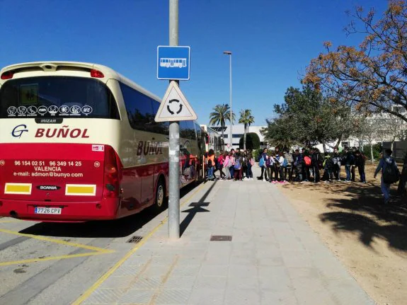 Alumnos del instituto de Almussafes acuden al centro en autobús. :: lp