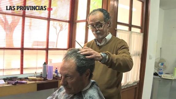 El último corte de pelo del histórico barbero del Carmen