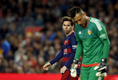 Imagen de la última visita del Valencia al Camp Nou. :: reuters