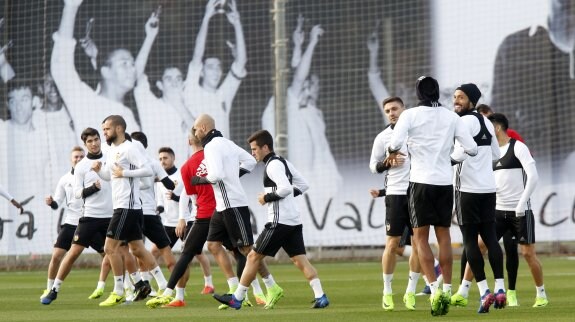  Los futbolistas del Valencia, durante los primeros compases del entrenamiento vespertino de ayer en Paterna. 
