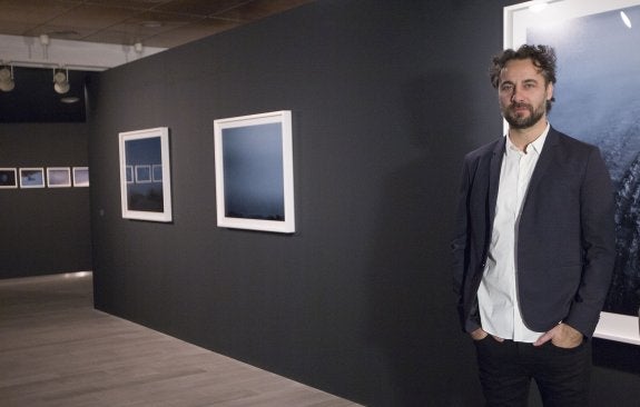 El valenciano Juan Fabuel, en la exposición que acaba de inaugurar en la Fundación Bancaja. :: manuel molines