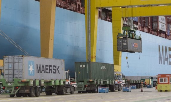 El buque Morten Maersk durante su escala en el puerto de Valencia. :: DAMIÁN TORRES