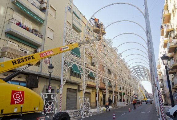 Proceso de montaje de las luces de la falla Malvarrosa-Antonio Ponz-Cavite. :: damián torres