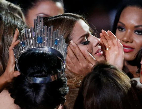 Ariadna Gutiérrez es consolada por sus compañeras al rectificarse el cetro de Miss Universo 2015. :: r. c. 