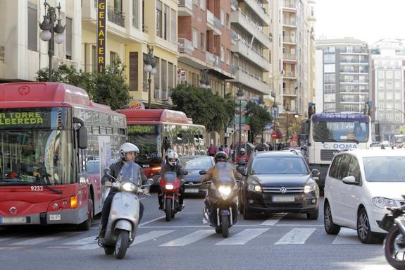 Obras del carril bici en la esquina entre San Vicente Mártir y Guillem de Castro, el martes. :: Irene Marsilla