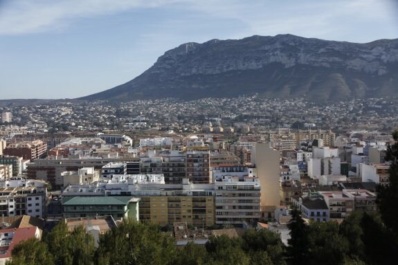 Iamgen panorámica del Montgó, cuyo parque natural ya tiene director conservador, realizada desde el castillo de Dénia. :: Tino Calvo