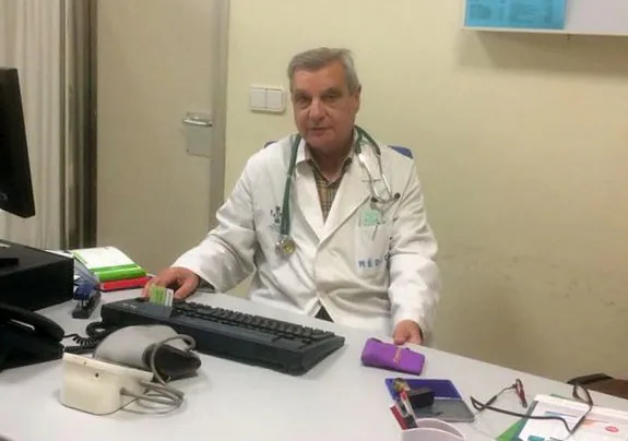 Miguel Ángel García Ferrando, médico que se acaba de reincorporar tras una jubilación forzosa. :: LP