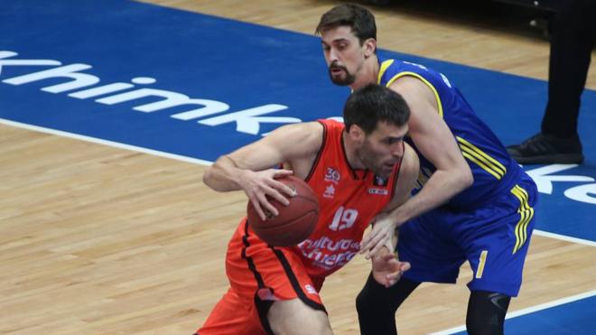 Sastre y Shved, en uno de sus duelos en el partido.
