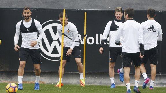 Santi Mina y Montoya se recuperan y entran en la convocatoria del Valencia CF