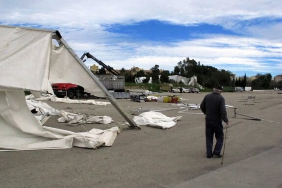 Estado en el que quedó la carpa para la cena fallera ayer. :: toni calvo