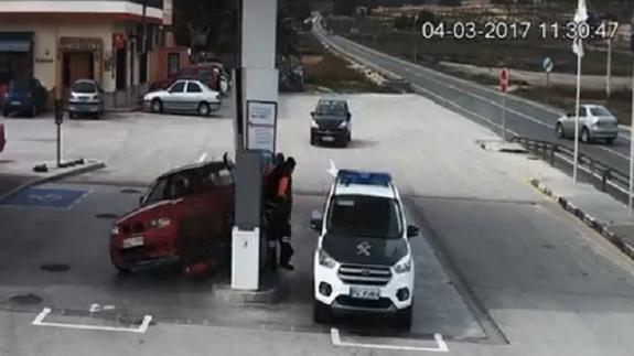 Momento en el que el conductor evita el impacto en la gasolinera de Monóvar (Alicante).