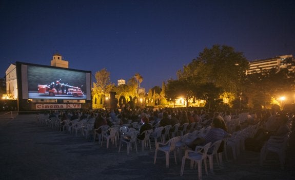 Pase de una película en Viveros en la pasada edición de Cinema Jove. :: lp