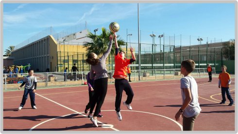 Niños jugando al copbol. :: lp