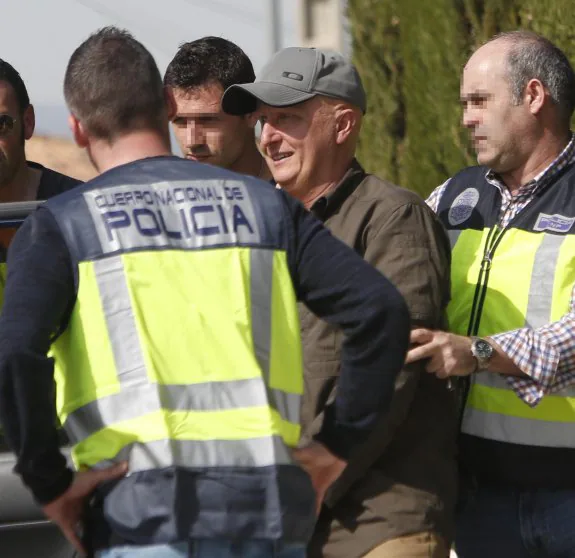Paco Sanz rodeado de varios policías junto a su casa en la Pobla de Vallbona. :: juan j. monzó
