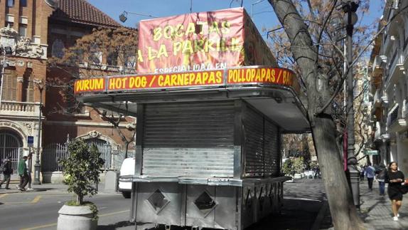 Un puesto «pirata» de comida en pleno centro de Valencia