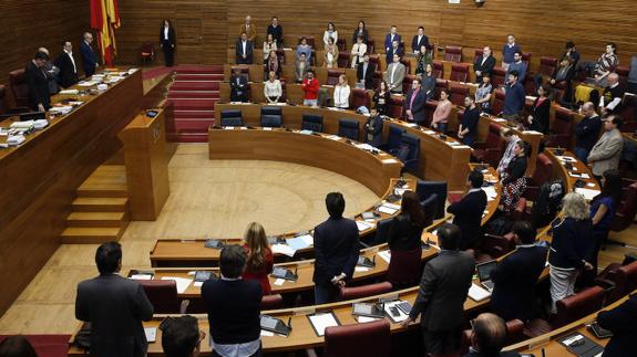 Les Corts deroga la ley de maternidad con el voto en contra del PP