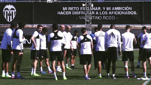 Layhoon Chan, Anil Murthy y Vicente Rodríguez, en el entrenamiento del Valencia CF