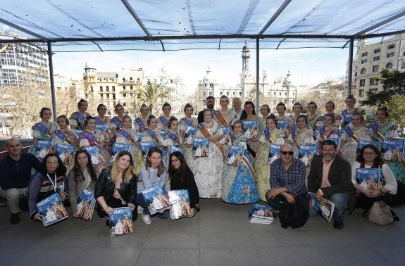  Presentación. Las falleras mayores, sus cortes de honor, Joan Ribó y Pere Fuset, con parte del equipo de LAS PROVINCIAS que ha elaborado la revista. :: jesús signes