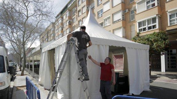 Colocación de una carpa para las Fallas 2017.