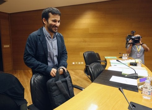 El conseller Vicent Marzà, en Les Corts. :: Jesús SIGNES