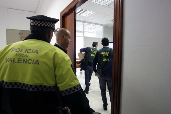 La Guardia Civil, durante uno de los registros. :: I. MARSILLA