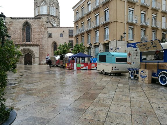 Puestos de venta de comida, ayer en la plaza del Arzobispado. :: lp